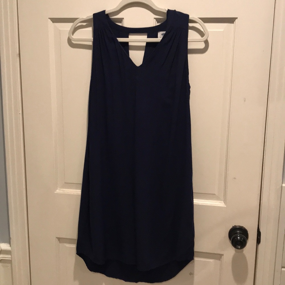 V-neck sleeveless dress